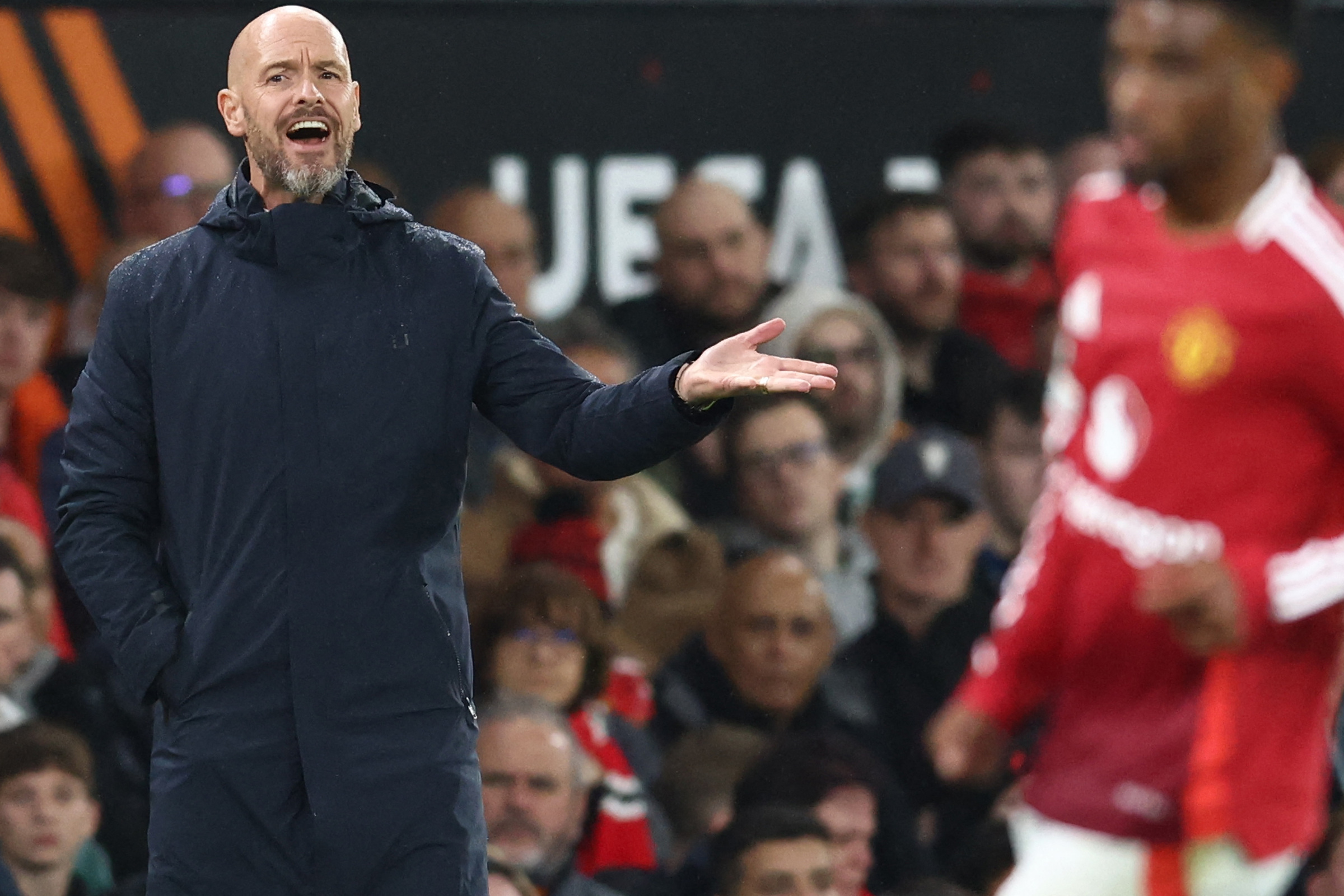 HLV Ten Hag chỉ đạo trong trận Man Utd hòa Twente 1-1 ở lượt đầu vòng bảng Europa League trên sân Old Trafford, Manchester ngày 25/9. Ảnh: AFP